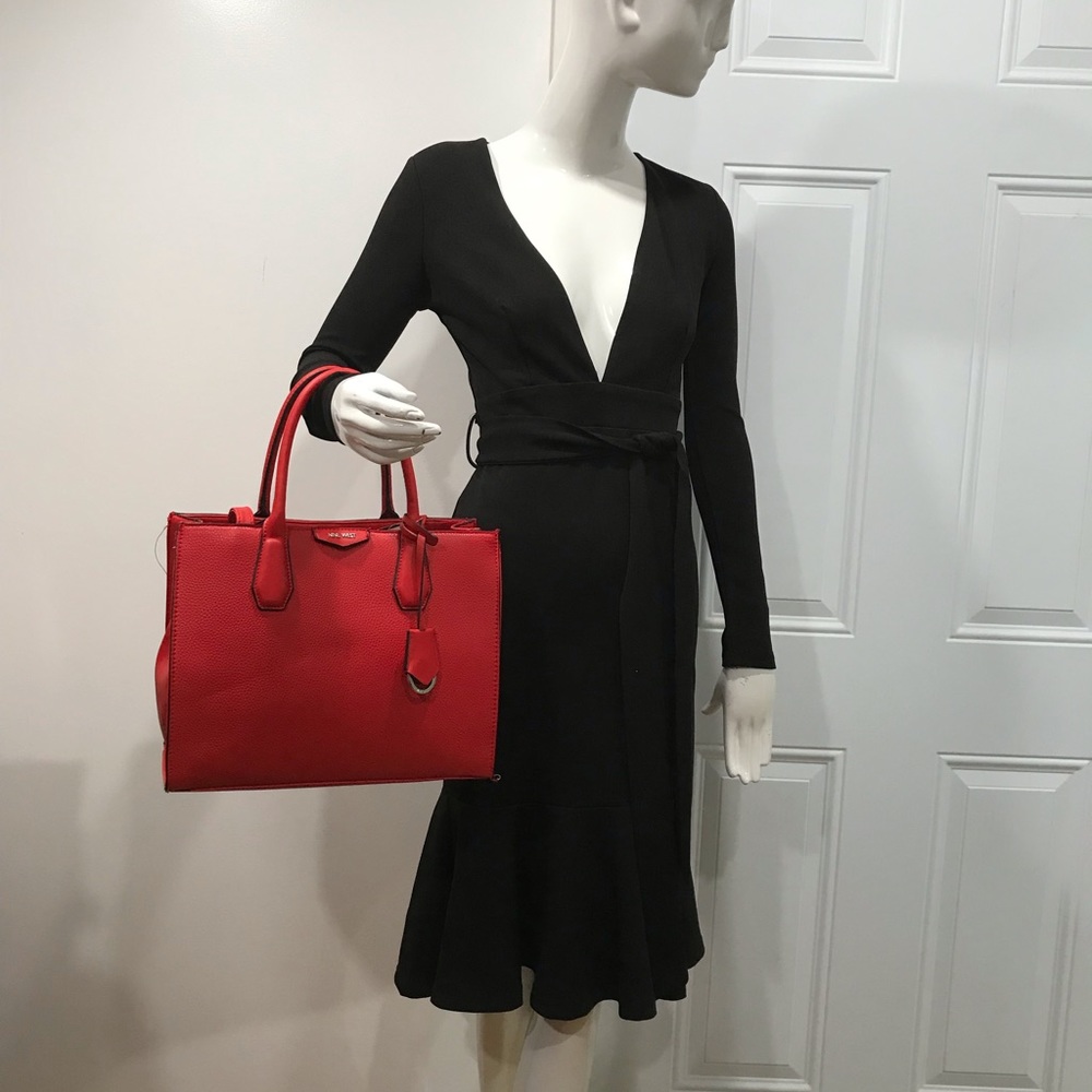 Solid color v neck mermaid style dress with belt.